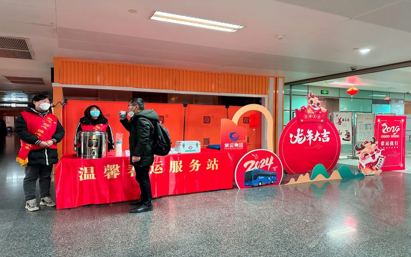 平靜的旅途中，熟悉的溫馨依舊 ——春運(yùn)路上的暖心服務(wù)