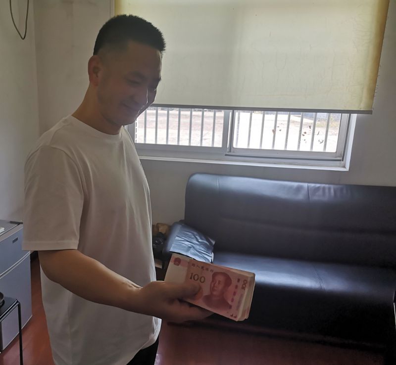 點(diǎn)贊！拾金不昧好的哥 萬元現(xiàn)金物歸原主